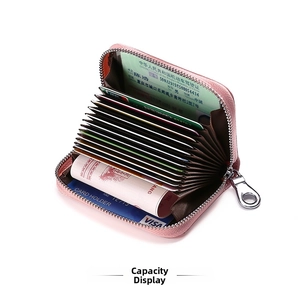 Vista interna del portafoglio a fisarmonica in pelle rosa con carte, contanti e patente