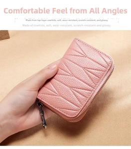 Dettaglio del portacarte in pelle rosa con motivo trapuntato a V e zip metallica