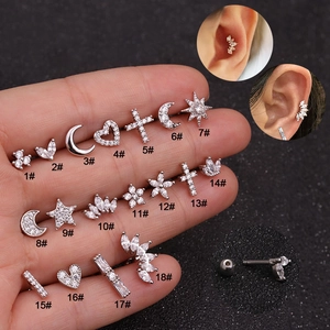 Détail macro de boucles d'oreilles U en argent avec zircon en formes de cœur et d'étoile