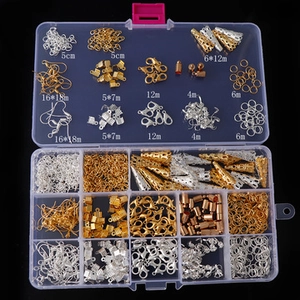 Kit per creazione di gioielli fai da te con anellini moschettoni e ganci in scatola organizer.