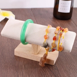 Schmuckständer aus Kautschukholz mit beigem Samt für Armbänder und Uhren in Naturdesign