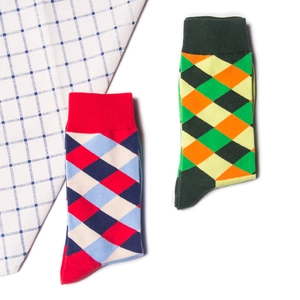 Détail de chaussettes mi-hautes tricotées avec motif classique à losanges colorés