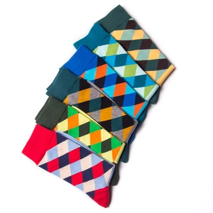 Détail de cinq paires de chaussettes mi-hautes en coton avec motif à losanges