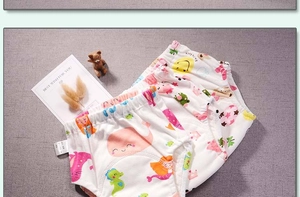 Detalle de pañales de aprendizaje de algodón suave con estampados de ballenas y caballitos