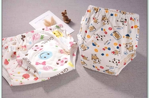 Detalle de calzoncillos de aprendizaje de algodón con capa absorbente y dibujos de fresa