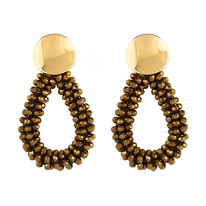 Détail de boucles d'oreilles dorées avec gouttes tissées en perles de cristal bronzées