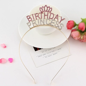 Détail du serre-tête Birthday Princess doré avec strass roses sur table décorée