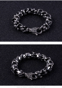 Détail d'un bracelet gourmette en acier inoxydable avec motifs têtes de mort punk en 3D