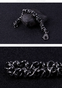Détails du bracelet punk en acier inoxydable avec crânes et finition métal sombre