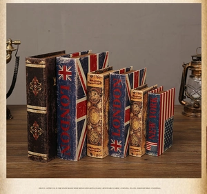 Libri decorativi vintage impilati con nomi di città e motivi di bandiere del mondo