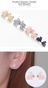 Détail de boucles d'oreilles lapin ajourées en quatre couleurs et portées sur l'oreille