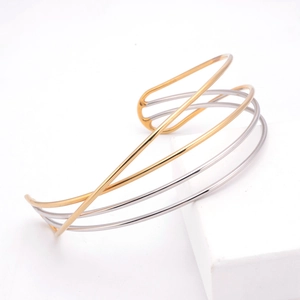 Collier ras du cou ouvert multicouche en acier titane doré et argenté au design épuré