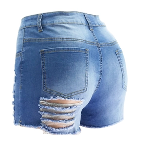 Detailansicht der Rückseite hellblauer Jeansshorts mit horizontalen Rissen und Löchern
