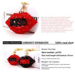 Detailed view of KISS lips keychain with rhinestones, showing dimensions 10.1cm and 42.7g weight