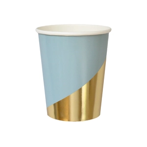 Dettaglio del bicchiere di carta azzurro e oro per decorazioni di compleanno e feste