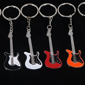 Llaveros de guitarra de metal de colores en negro, blanco, rojo y naranja