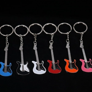 Llaveros de guitarra de metal en seis colores variados incluyendo azul negro y rosa