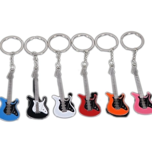 Vista plana de llaveros de guitarra eléctrica coloridos en azul, negro, blanco y naranja
