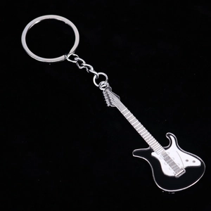 Llavero creativo de guitarra eléctrica en blanco y negro con anillo metálico duradero