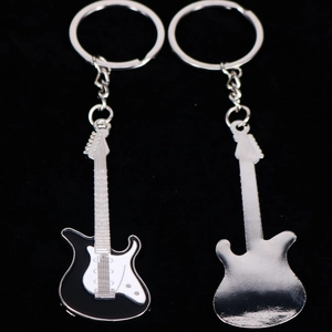 Detalle del llavero metálico de guitarra eléctrica en blanco y negro con anilla