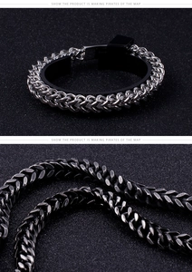 Makro-Detail des Herren-Edelstahl-Gliederarmbands mit quadratischen Schuppen in Gunblack