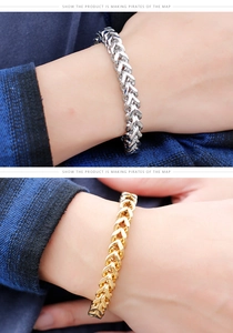 Detail von goldenen und silbernen Spiga-Kettenarmbändern mit hochpoliertem Finish
