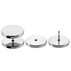 Orecchino a bilanciere in acciaio inossidabile argento con design a vite su sfondo bianco