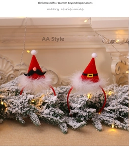 Details von zwei Weihnachts-Haarreifen mit roten Mini-Nikolausmützen und Kunstfell