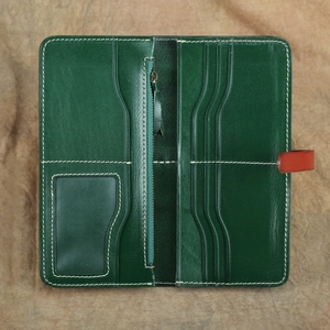 Interno del portafoglio lungo in pelle verde con tasca a zip e slot per carte