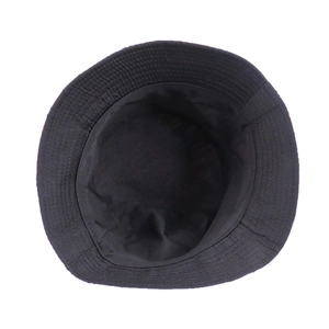 Détails de l'intérieur d'un chapeau bob noir montrant les coutures et la matière coton