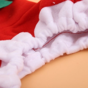 Detailansicht des Gummizugs und der Nähte an der roten Weihnachts-WC-Abdeckung