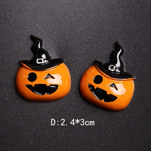 Macro detail of Halloween resin pumpkins with wizard hats measuring 2.4x3cm for DIY crafts