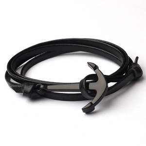 Bracciale multistrato in pelle intrecciata nera da uomo con chiusura ad ancora nera lucida