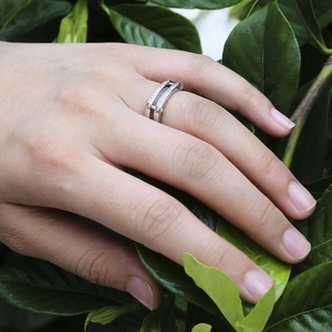 Zilveren dubbellaagse ring in punkstijl met pave-kristallen om de vinger