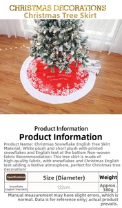 Detail der roten Weihnachtsbaumdecke aus Plüsch mit weißen Schneeflocken und Schriftzug