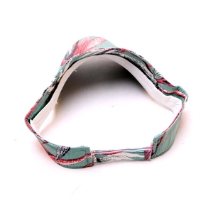 Dettaglio del cinturino in velcro regolabile e fodera floreale della visiera parasole