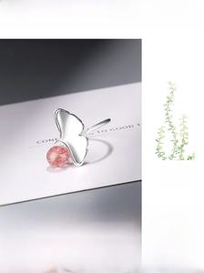 Detailaufnahme des Ginkgoblatt-Rings mit roter Erdbeerkristall-Perle in Silberoptik