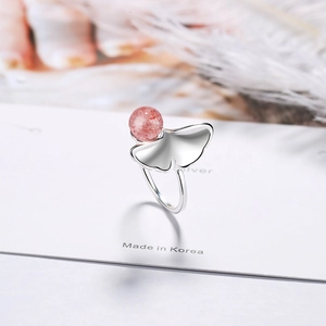 Eleganter silberner Ginkgo-Blatt-Ring mit natürlicher rosa Erdbeerkristall-Perle