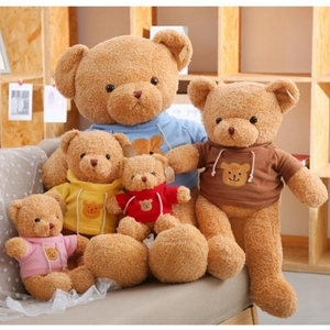 Osos de peluche con sudaderas coloridas en sofá, varios tamaños para regalo de cumpleaños