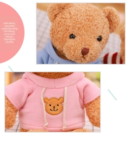 Detalle del pelaje rizado suave y del oso bordado en la sudadera con capucha del osito peluche