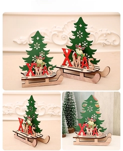 Détail de traîneau de Noël en bois avec sapin vert et signe XMAS à motif de renne rouge