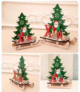 Détail du traîneau de Noël DIY en bois avec Père Noël et lettres décoratives XMAS