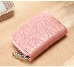 Portacarte in pelle rosa trapuntata con cerniera RFID e trama a grana di litchi