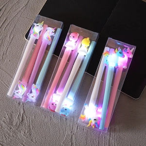 Set di 4 penne unicorno luminose in rosa, blu e bianco con cappucci a forma di cartone