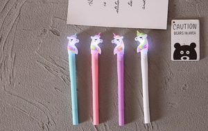 Dettaglio del set di 4 penne unicorno luminose in blu, rosa, viola e bianco