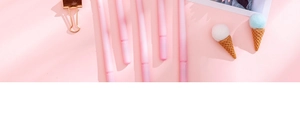 Dettaglio delle penne gel rosa fiori di ciliegio con impugnatura morbida e clip dorate
