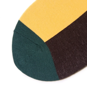 Détail du motif tricoté argyle haute densité avec coutures jaunes et vertes
