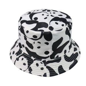 Détail d'un chapeau bob réversible en toile avec imprimé panda noir et blanc mignon