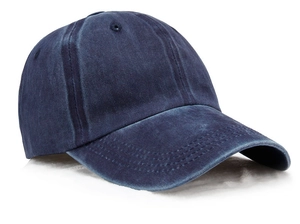 Detailansicht der gewaschenen dunkelblauen Jeans-Baseballkappe mit Ziernähten am Schirm
