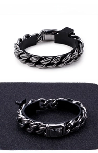 Detail of 316L stainless steel men's Cuban link bracelet with rectangle box clasp